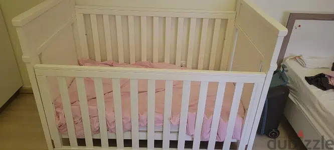 Crib / bed. excellent condition and safety