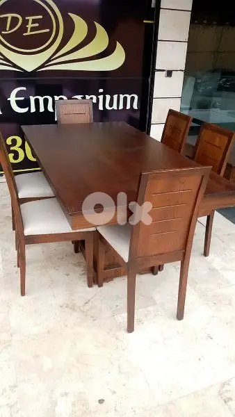 طاولة مع ست كراسي