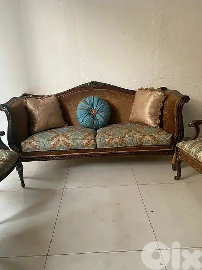 طقم كنبايات حفر خشب زان خمس قطع وطاولة