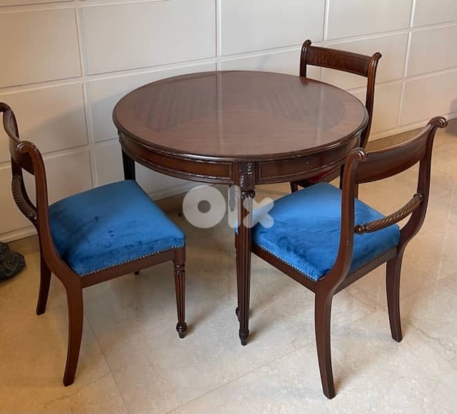 round dining table with chairs 0