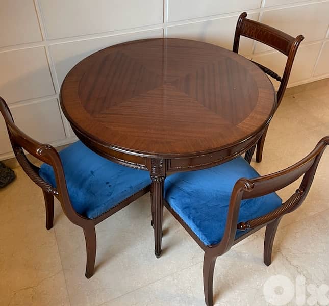 round dining table with chairs 1