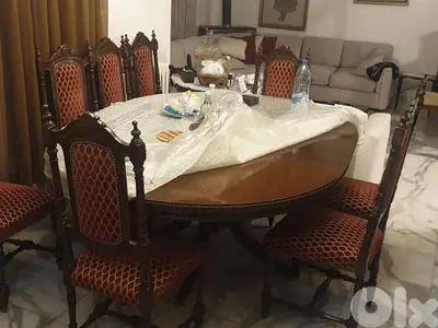 طاولة صفرة مزخرفة أثرية قطعة نادرة فخمة قديمة العهد مع ٨ كراسي للفلل