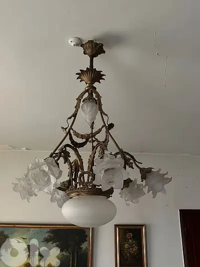 ثرية برونز اسباني من الروائع مع غلوبات تصميم مميز chandelier