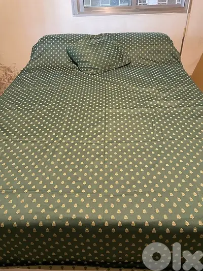 Couvre-lit et rideaux vert et doré