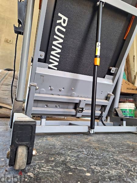 Treadmill 3 H. P. 125 kg (Barely Used) 6