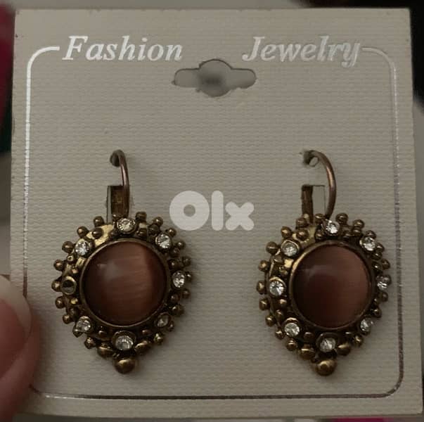 Classy Earrings. 0
